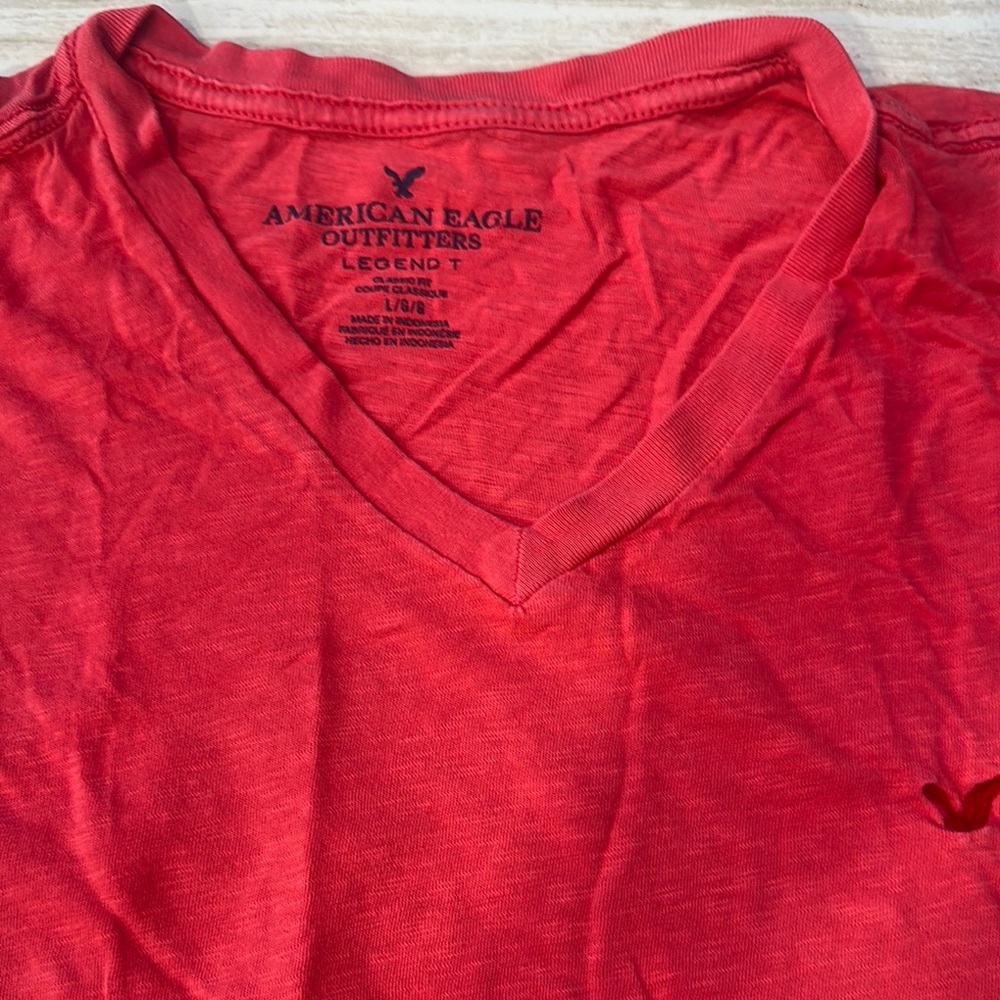 American Eagle Red V-Neck T-Shirt
Size L